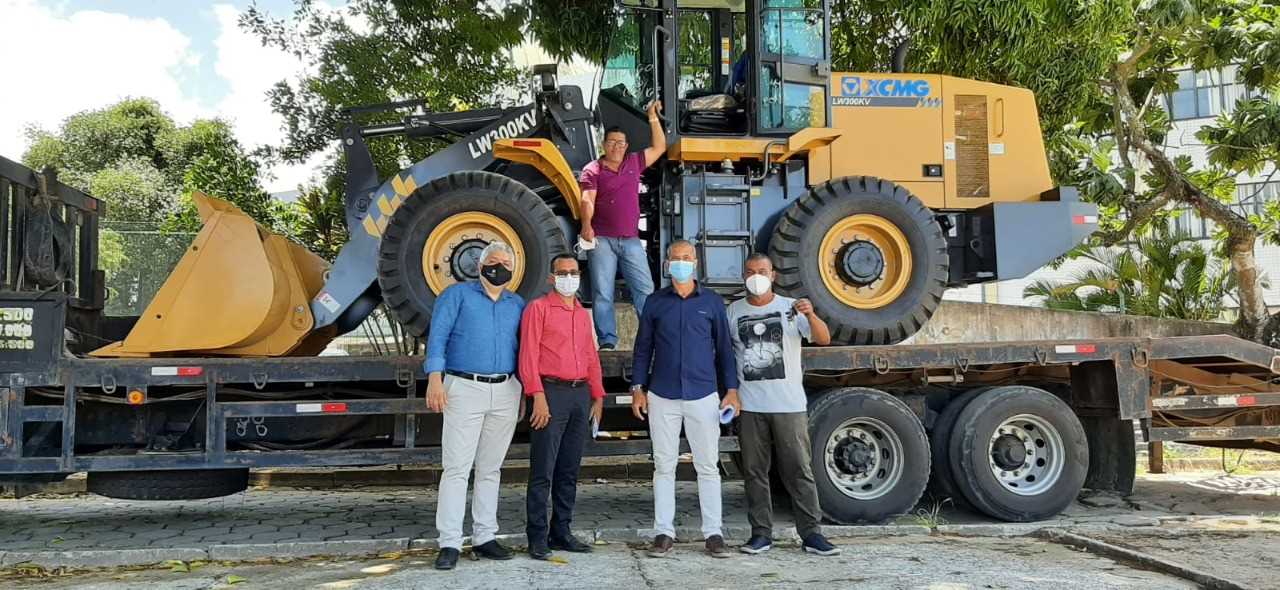 Camacã: Prefeito vai a Salvador, traz uma pá carregadeira e uma Ford Ranger para a Secretaria de Agricultura